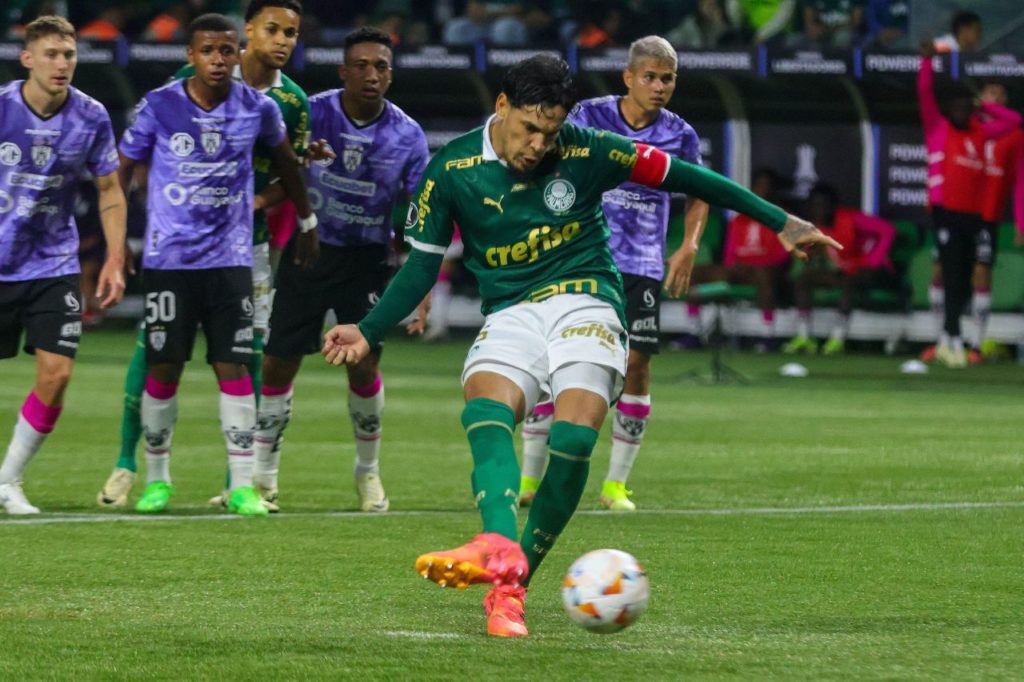 Gustavo-Gomez-Palmeiras-gol-alamy2X6MNMP Zagueiro Gustavo Gómez marcando gol pelo Palmeiras na vitória em cima do Independiente del Valle