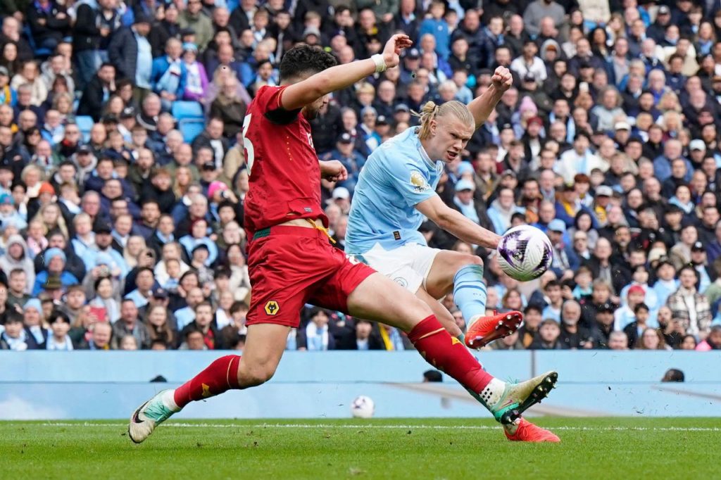 Centroavante Haaland marcando gol pelo Manchester City contra o Wolverhampton na Premier League