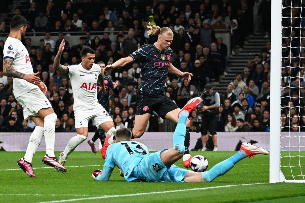 Haaland-Manchester-City-gol-alamy2X6E91C Erling Haaland marcando gol do Manchester City na vitória em cima do Tottenham em Londres