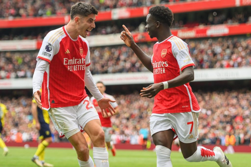 Saka comemora gol com Havertz na vitória do Arsenal sobre o Bournemouth
