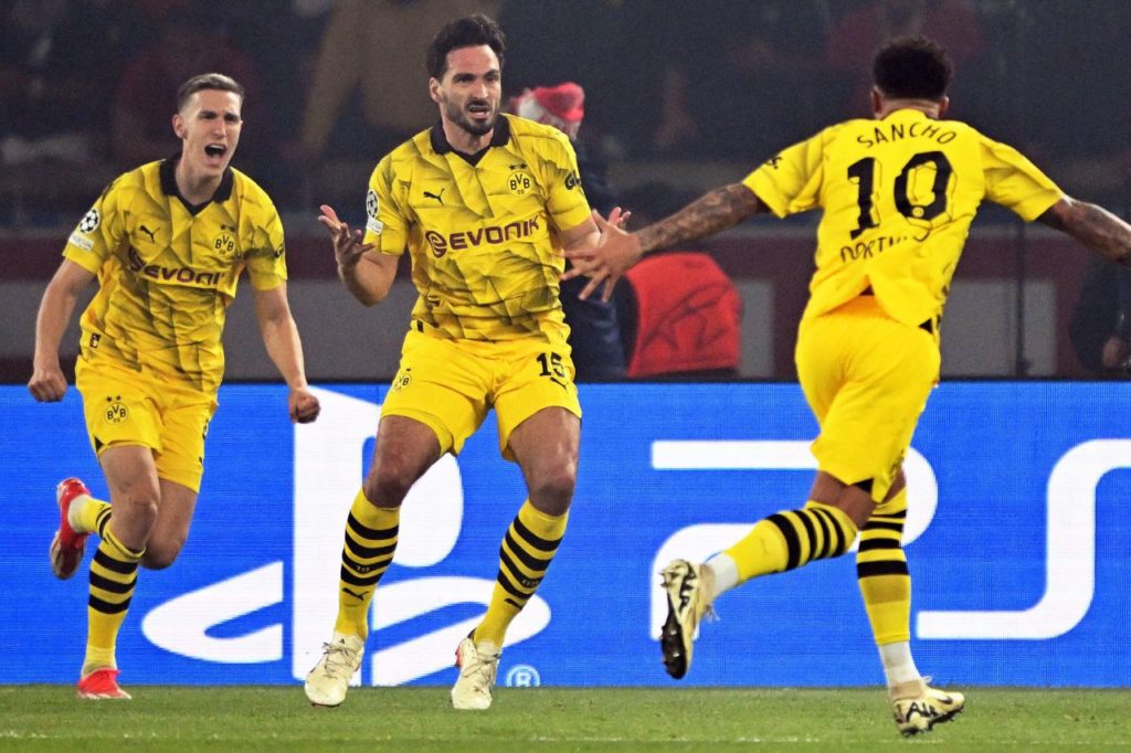 Hummels-Borussia-Dortmund-gol-alamy2X56X9B Zagueiro Hummels comemora o gol da vitória do Borussia Dortmund sobre o Paris Saint-Germain na Liga dos Campeões