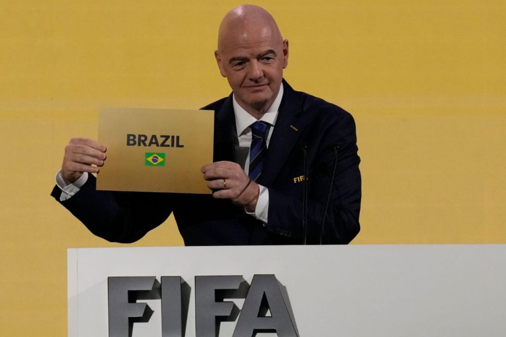 Infantino-presidente-Fifa-alamy2X70GGB Presidente da Fifa Gianni Infantino anunciando o Brasil como paÃs-sede do Mundial Feminino de 2027 em evento na Tailândia