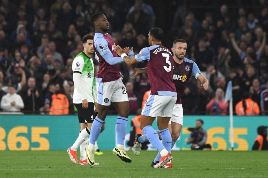 Durán comemora gol de empate do Aston Villa com o Liverpool na Premier League