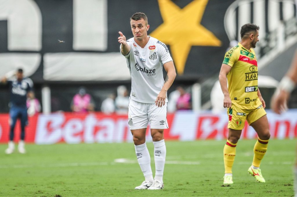 João-Schmidt-Santos-jogo-alamy2X7CFYM Volante João Schmidt em ação pelo Santos no Brasileiro Série B