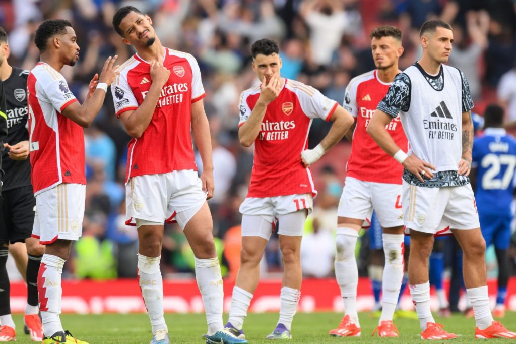 Arsenal lamentando ter perdido o título da Premier League mesmo com a vitória sobre o Everton