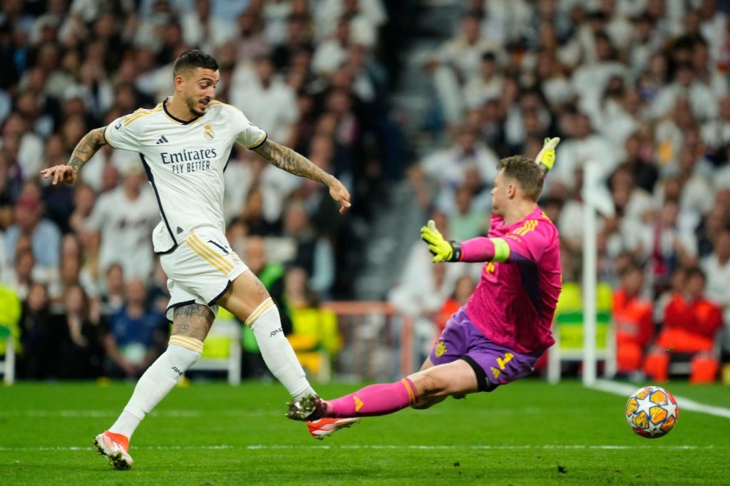 Joselu-Real-Madrid-gol-alamy2X5BJGG Centroavante Joselu marcando o gol de empate do Real Madrid no jogo contra o Bayern após falha de Neuer