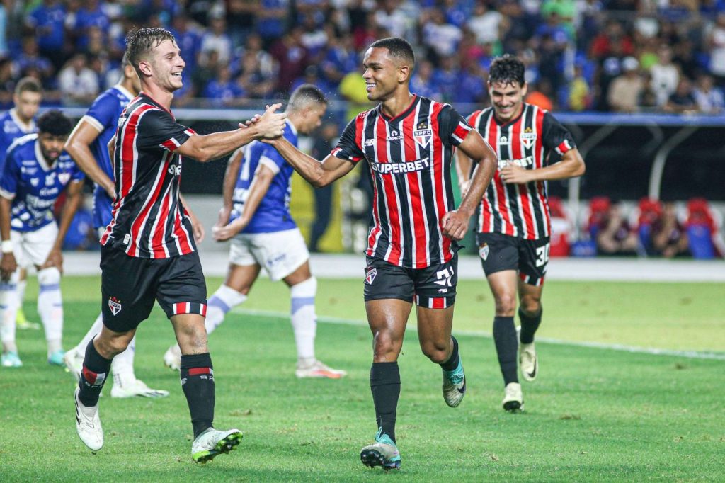 Juan-São-Paulo-gol-alamy2X4F5E3 Centroavante Juan comemora gol do São Paulo ao lado de Galoppo na Copa do Brasil