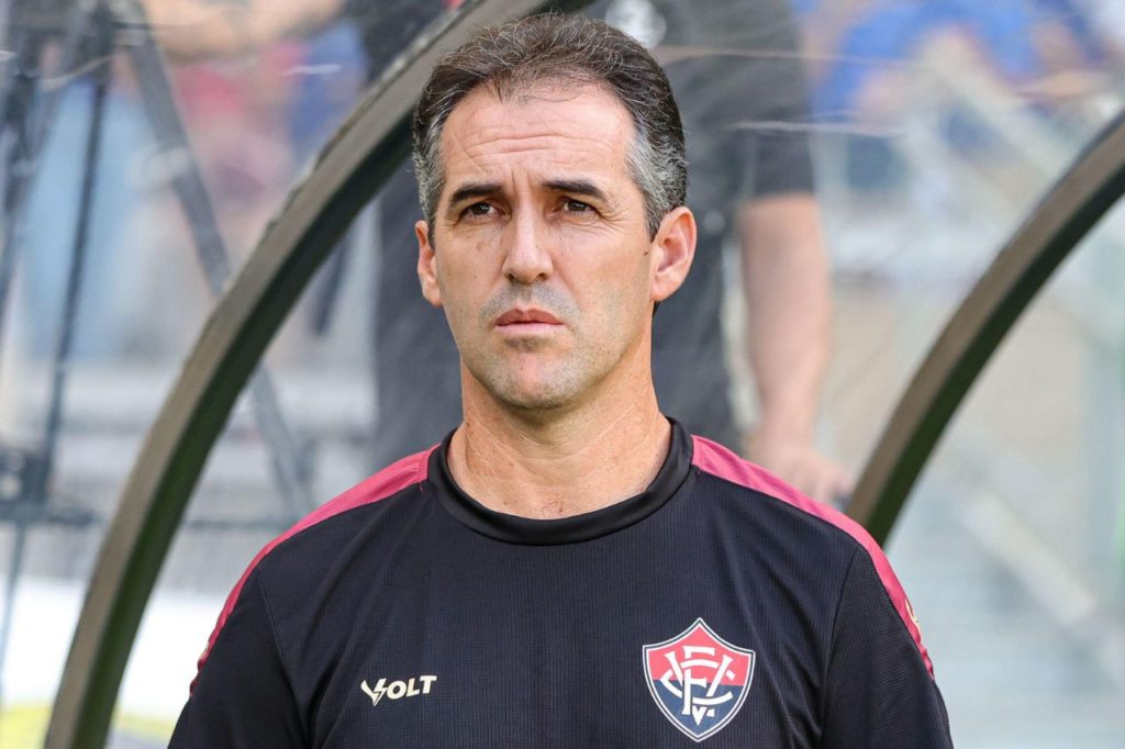 Léo-Condé-técnico-Vitória-alamy2X3RKE1 Técnico Léo Condé quando comandava o Vitória no Brasileirão