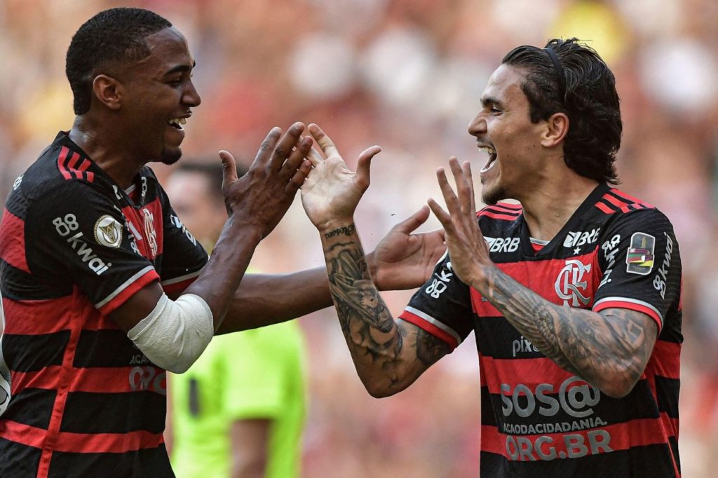Lorran-Pedro-Flamengo-gol-alamy2X5X773 Lorran comemorando gol com Pedro na vitória do Flamengo sobre o Corinthians no Maracanã