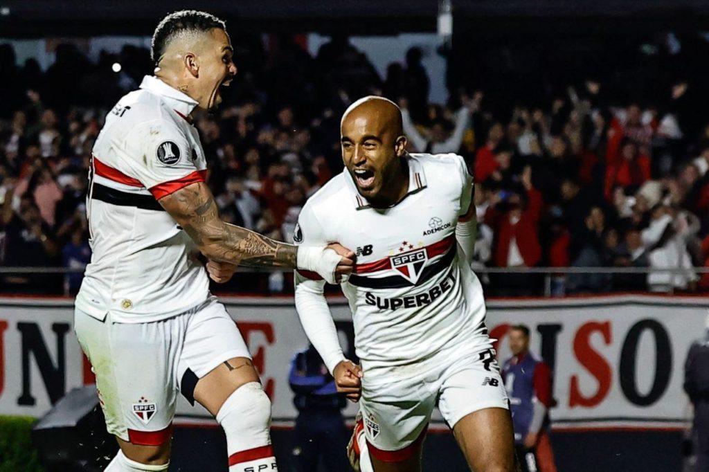 Lucas-Luciano-Sao-Paulo-gol-alamy2X98N6R Lucas Moura e Luciano comemoram gol do São Paulo no Morumbi em jogo contra o Talleres pela Libertadores