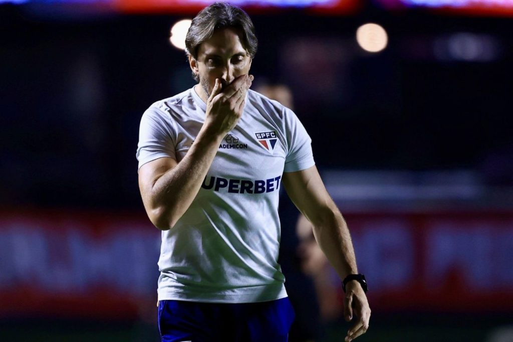 Luis-Zubeldia-São-Paulo-treinador-alamy2X425FA Técnico Luis Zubeldía no comando do São Paulo