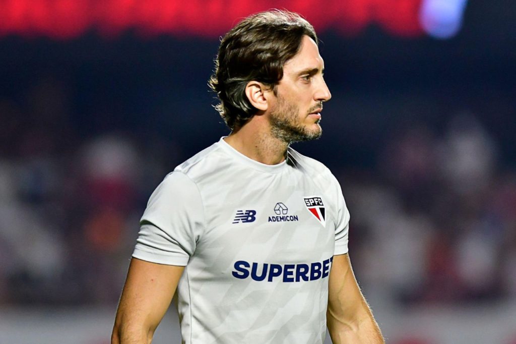 Luis-Zubeldia-treinador-São-Paulo-alamy2X4282P Técnico Luis Zubeldía no comando do São Paulo