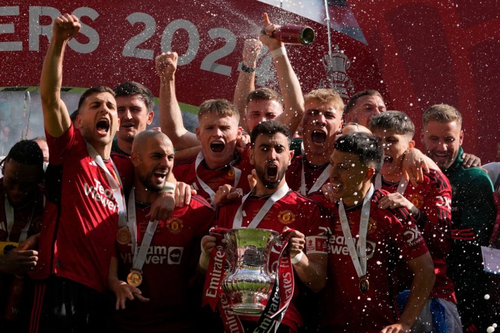 Manchester-United-campeão-alamy2X8GE0R Jogadores do Manchester United com a taça da Copa da Inglaterra