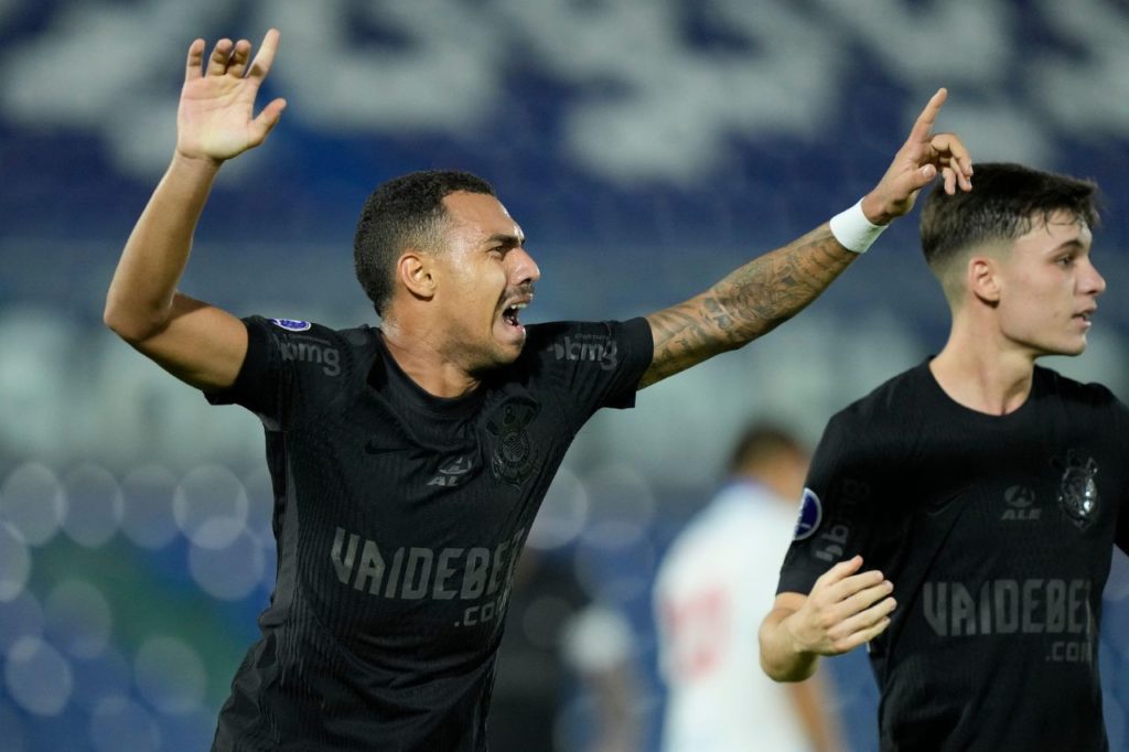 Matheuzinho-Corinthians-gol-alamy2X57M5G Lateral Matheuzinho comemora gol e sente lesão no tornozelo na vitória do Corinthians sobre o Nacional-PAR