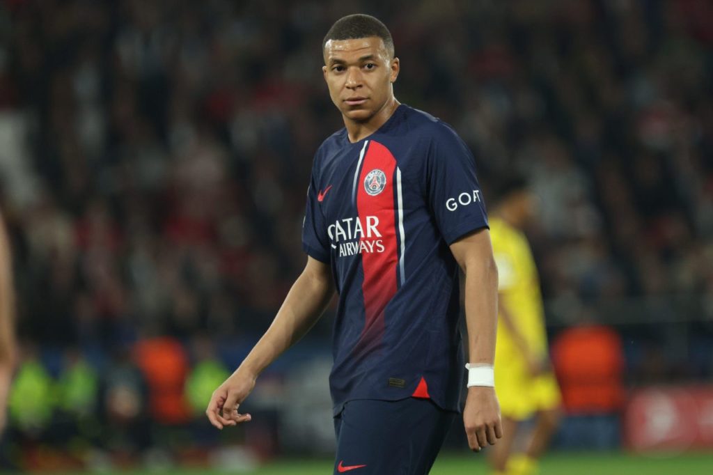 Mbappé-PSG-adeus-alamy2X58BEP Kylian Mbappé em jogo do Paris Saint-Germain