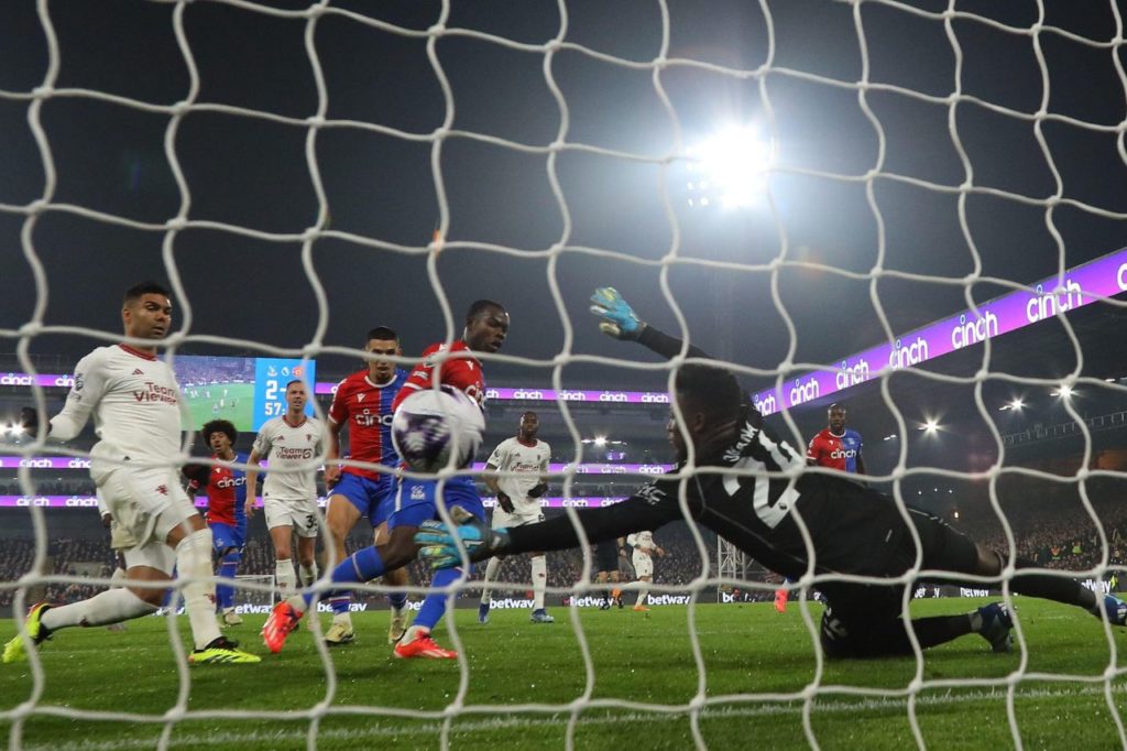 Tyrick Mitchell marcando gol do Crystal Palace em cima do Manchester United na Premier League