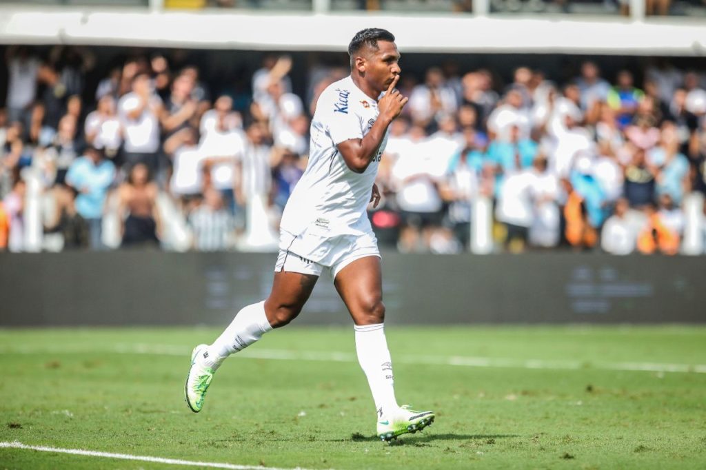 Morelos-Santos-gol-alamy2X7CF97 Atacante Morelos comemorando gol do Santos na Vila Belmiro em goleada sobre o Brusque na Série B