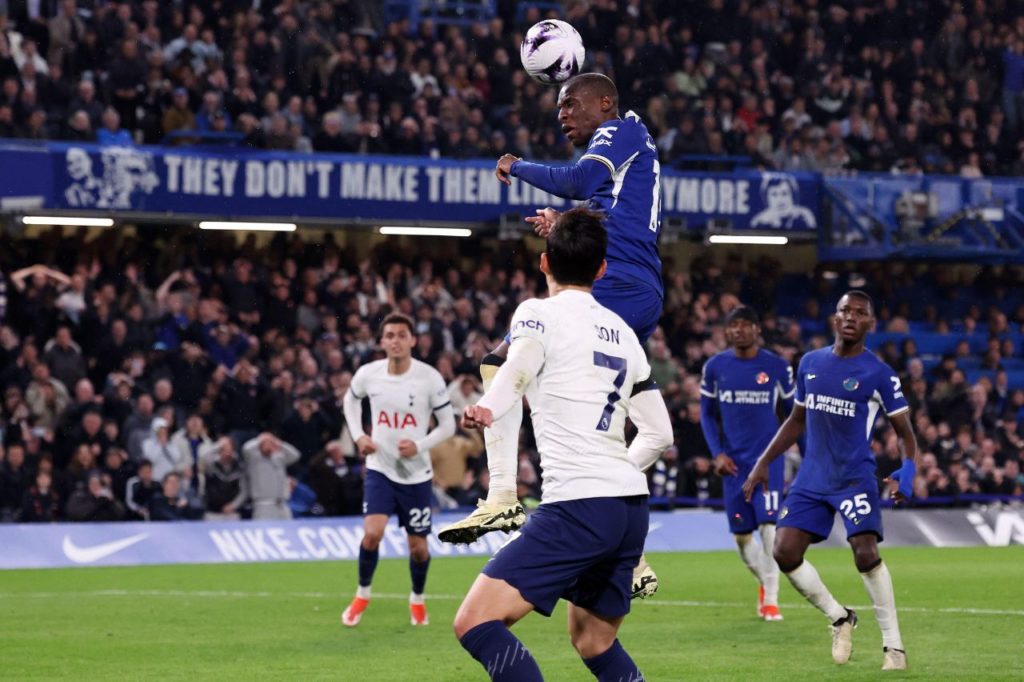 Nicolas Jackson marcando gol do Chelsea em cima do Tottenham no Stamford Bridge