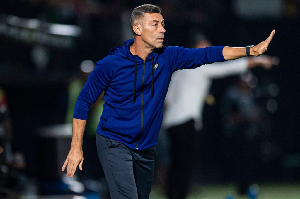 Pedro-Caixinha-Bragantino-treinador-alamy2X361YC Técnico Pedro Caixinha no comando do Red Bull Bragantino