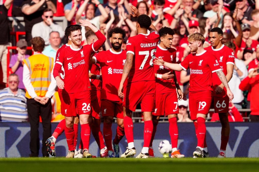Jogadores do Liverpool comemorando gol em Anfield na vitória sobre o Tottenham pela Premier League