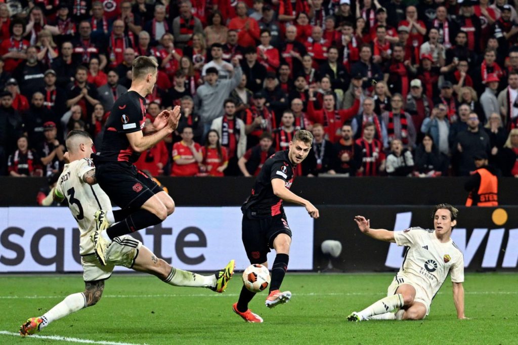 Stanisic marcando o gol do empate em 2 a 2 entre Leverkusen e Roma na Liga Europa