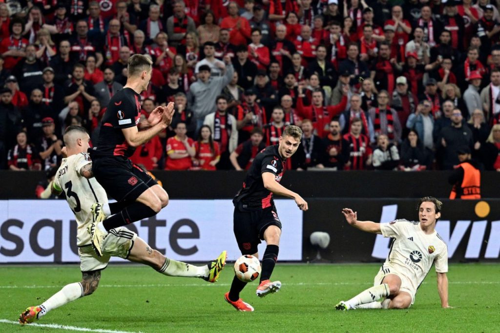 Stanisic-Bayer-Leverkusen-gol-alamy2X5GCYB Stanisic marcando o gol do empate em 2 a 2 entre Leverkusen e Roma na Liga Europa