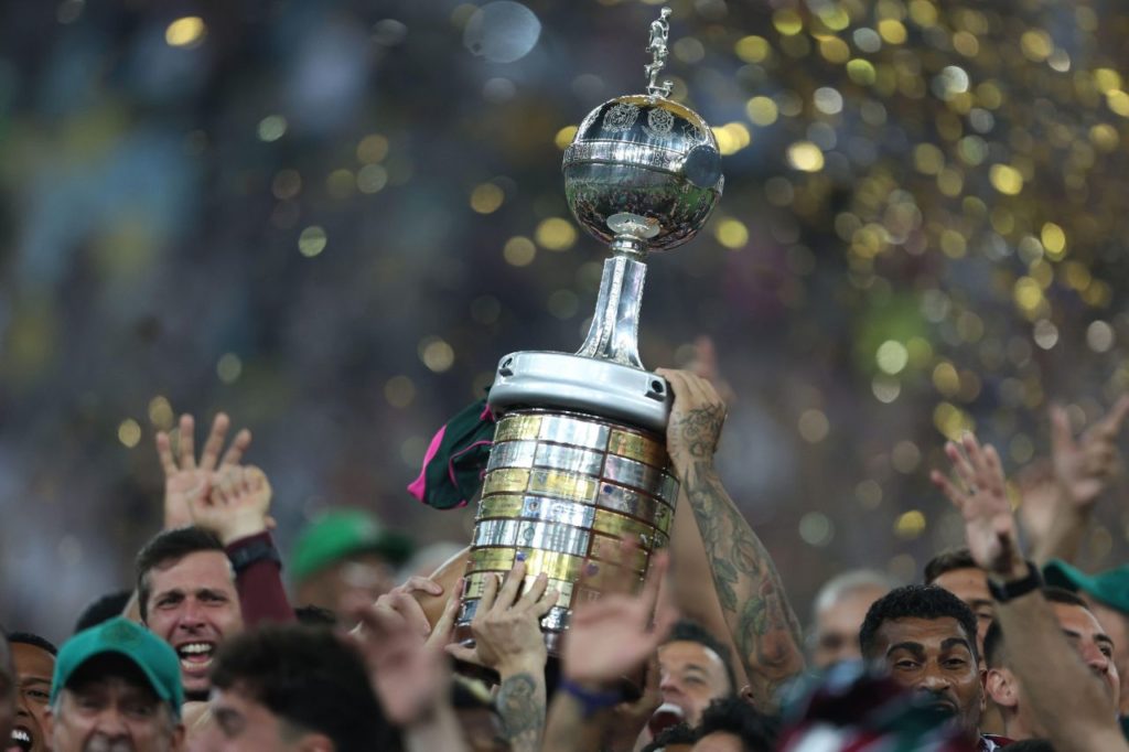 Taça-Libertadores-jogo-alamy2T5EA5R Taça da Libertadores sendo erguida na final