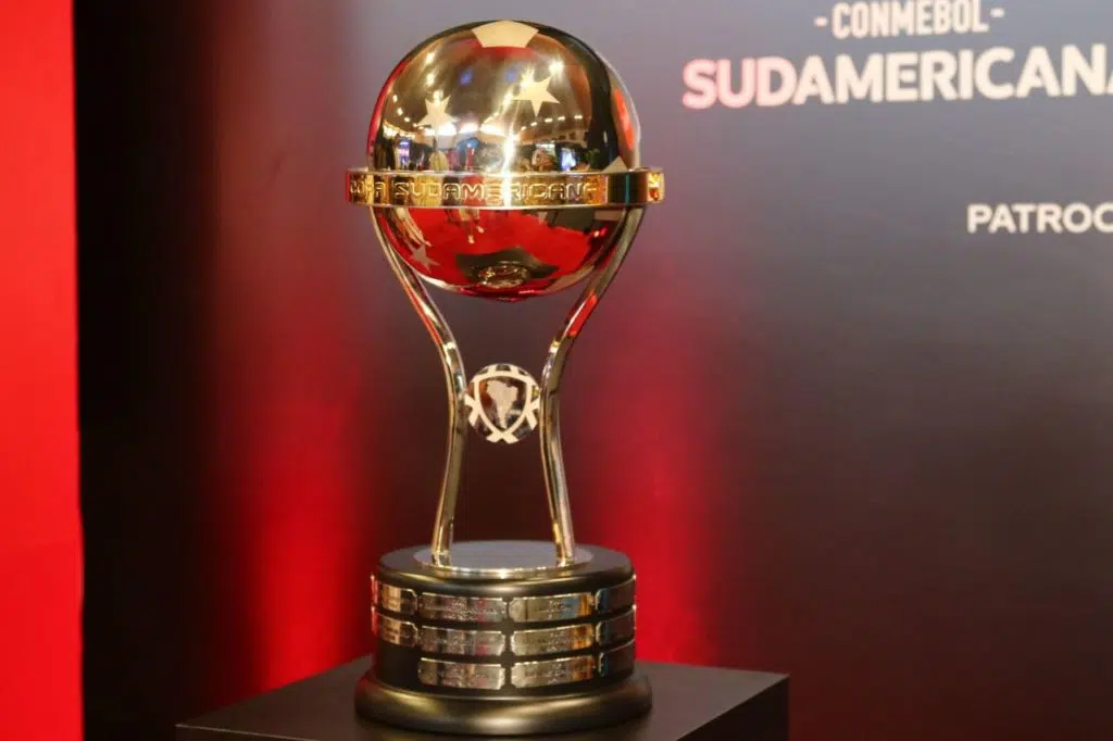 Taça-da-Copa-Sul-Americana-alamy2T4JCXC Troféu da Copa Sul-Americana sendo exibido em evento