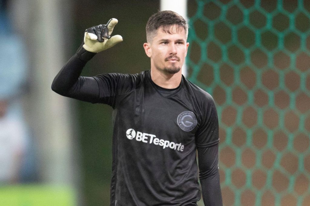 Tadeu-Goiás-goleiro-jogo-alamy2X8969E Goleiro Tadeu comemora classificação do Goiás na Copa do Brasil