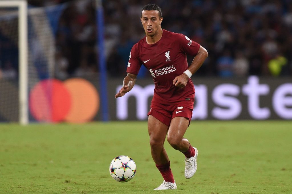 Thiago-Alcantara-Liverpool-jogo-alamy2JYXXP2 Meia Thiago Alcântara em ação pelo Liverpool