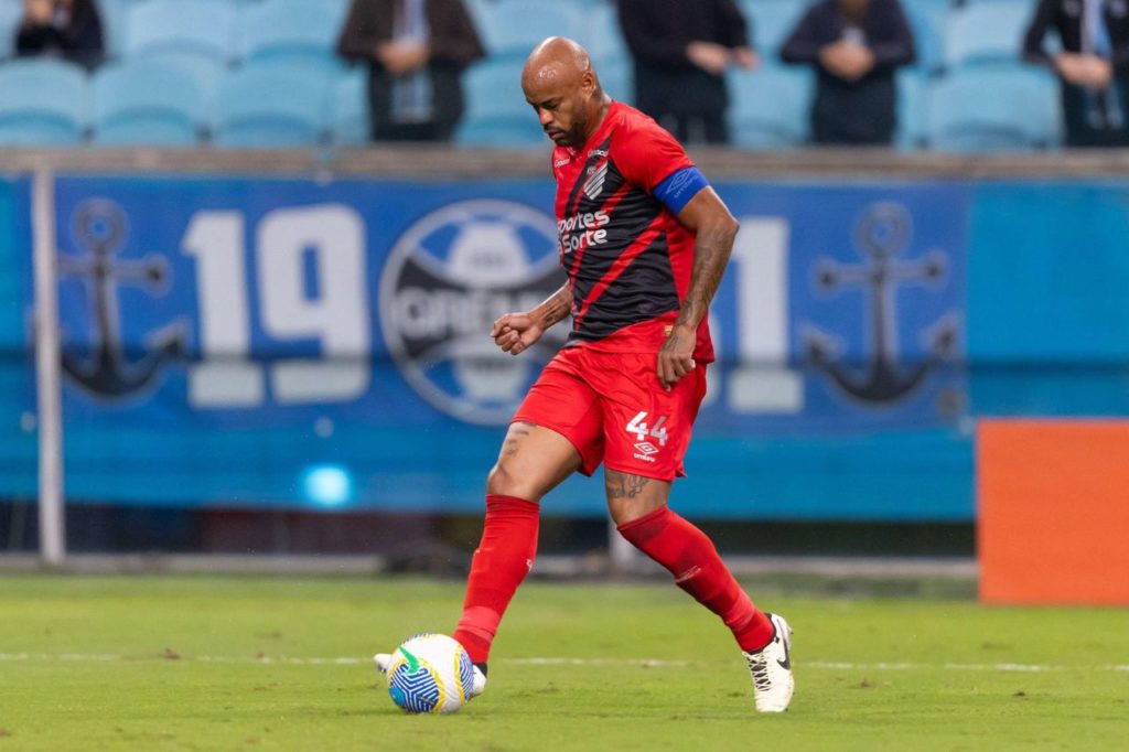 Thiago-Heleno-Athletico-PR-jogo-alamy2X1PRN4 Zagueiro Thiago Heleno em jogo do Athletico Paranaense
