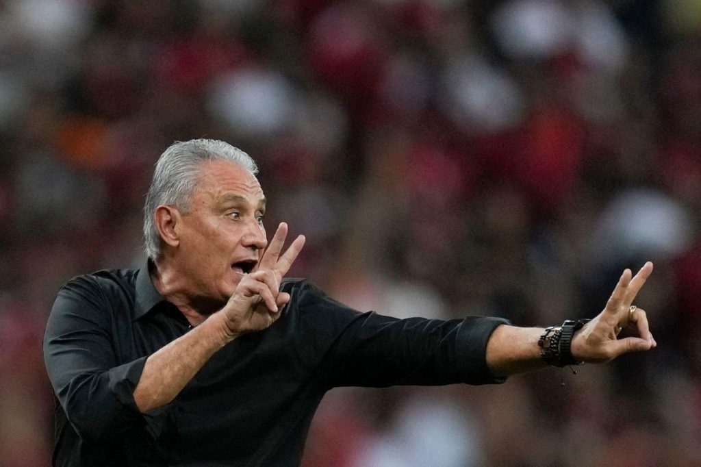 Tite-Flamengo-treinador-jogo-alamy2X93B64 Técnico Tite no comando do Flamengo no Brasileirão