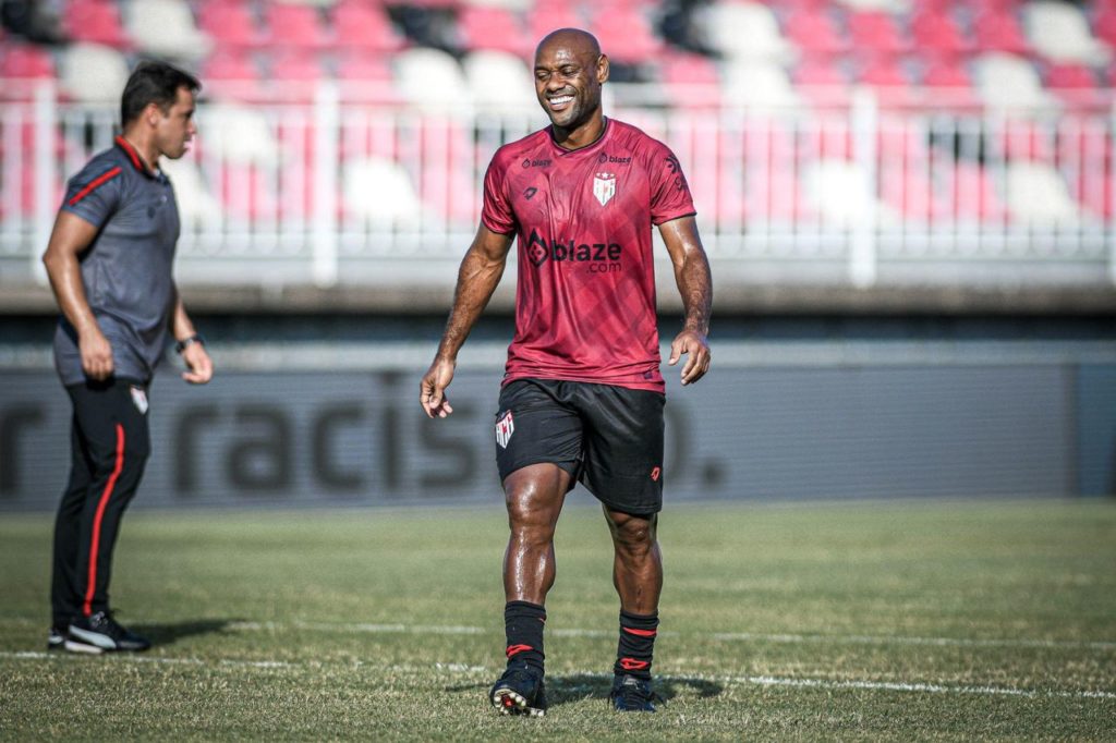 Vagner-Love-Atlético-GO-treino-alamy2XAEGP Centroavante Vagner Love em treino do Atlético-GO para a retomada do Brasileirão