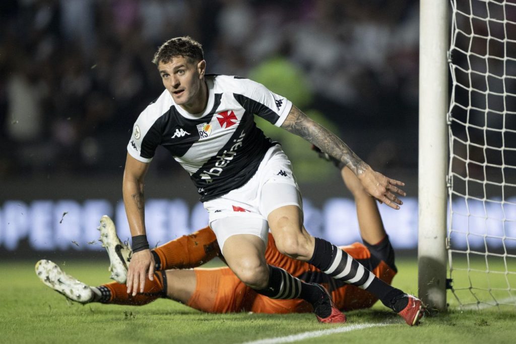 Vegetti-Vasco-gol-alamy2X63XRM Centroavante Vegetti comemora gol do Vasco em cima do Vitória pelo Brasileirão em São Januário