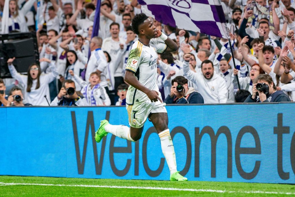 Atacante Vinicius Junior comemorando gol do Real Madrid no Santiago Bernabéu