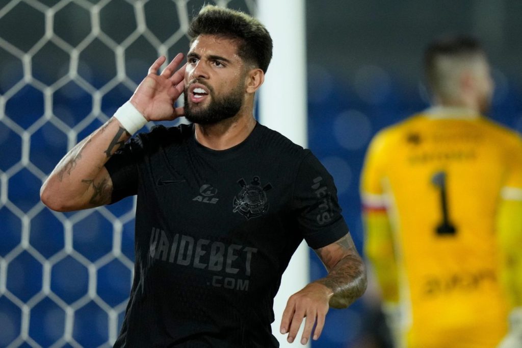 Atacante Yuri Alberto comemorando gol pelo Corinthians na vitória sobre o Nacional-PAR pela Sul-Americana
