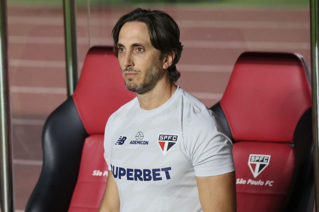 Zubeldia-treinador-São-Paulo-alamy2X69T49 Luis Zubeldía no comando do São Paulo na Libertadores
