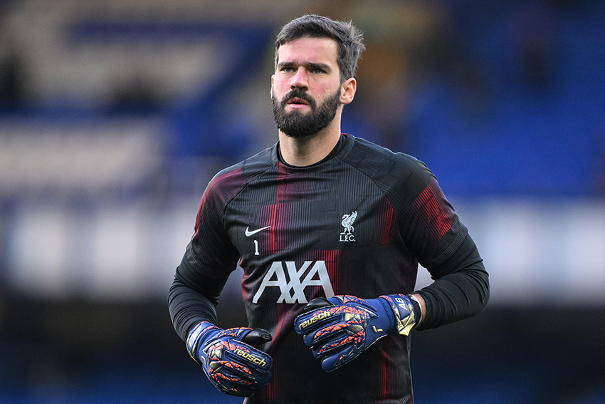 alisson-liverpool-oferta-para-sair-2X34HXM Alisson Becker, do Liverpool, no aquecimento antes do jogo durante a partida Everton x Liverpool da Premier League em Goodison Park.