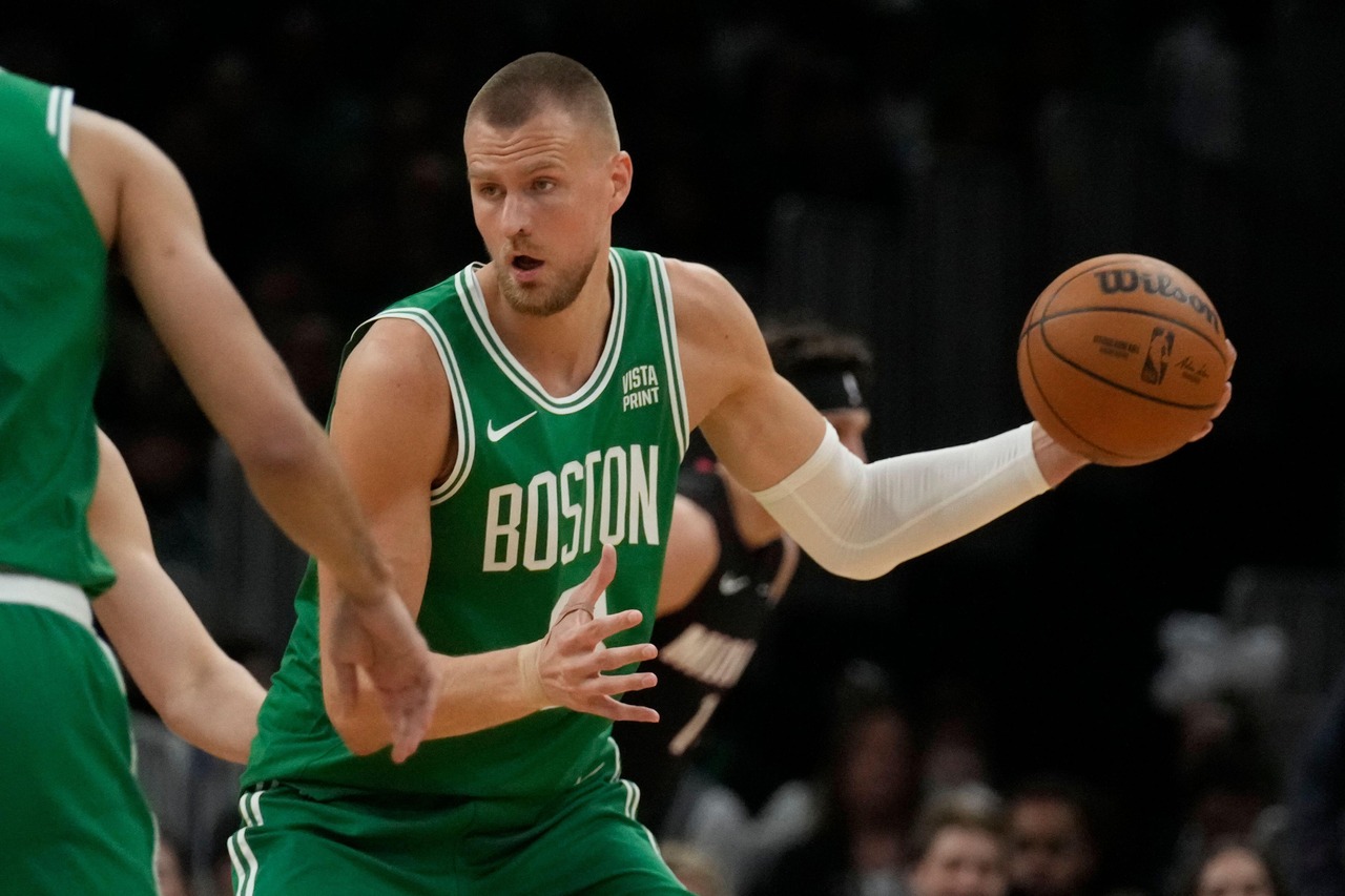 Problema para o Boston Celtics: Kristaps Porzingis só retorna em uma possível final de conferência