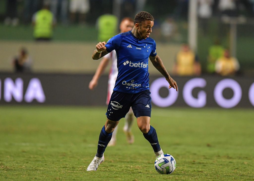 Rafael-Bilu-Cruzeiro-Jogo-2PR1XP8 Rafael Bilu, do Cruzeiro, com a bola dominada em um jogo do time na temporada de 2023.