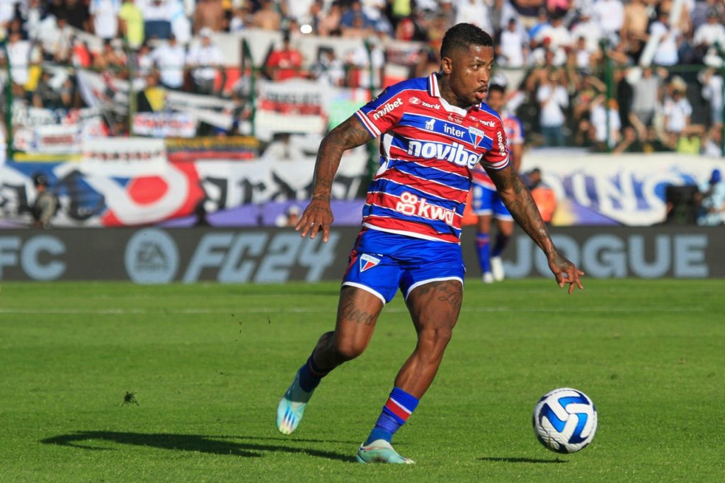 Marinho-Fortaleza-Jogo-2T45NN2 Marinho, do Fortaleza, com a bola dominada em um jogo do time na temporada.