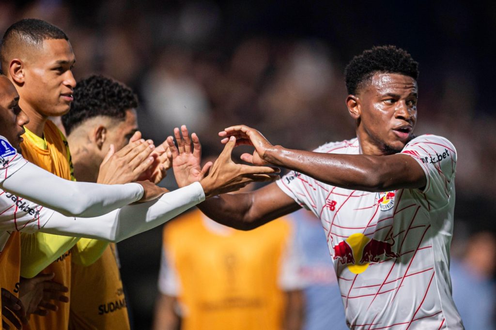 Eric-Ramires-Red-Bull-Bragantino-Jogo-2WY3307 Eric Ramires, do Bragantino, comemorando um dos gols do time na temporada de 2024.