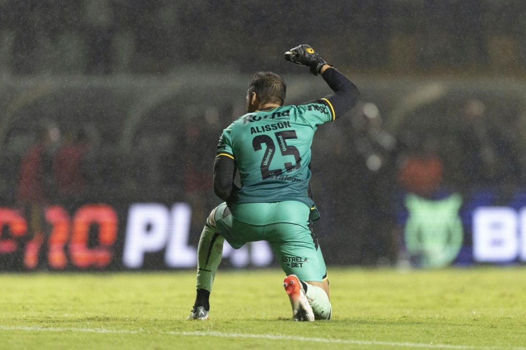 Alisson-Criciúma-Jogo-2X0TR57 Alisson, do Criciúma, comemorando um gol marcado pelo time na temporada de 2024.
