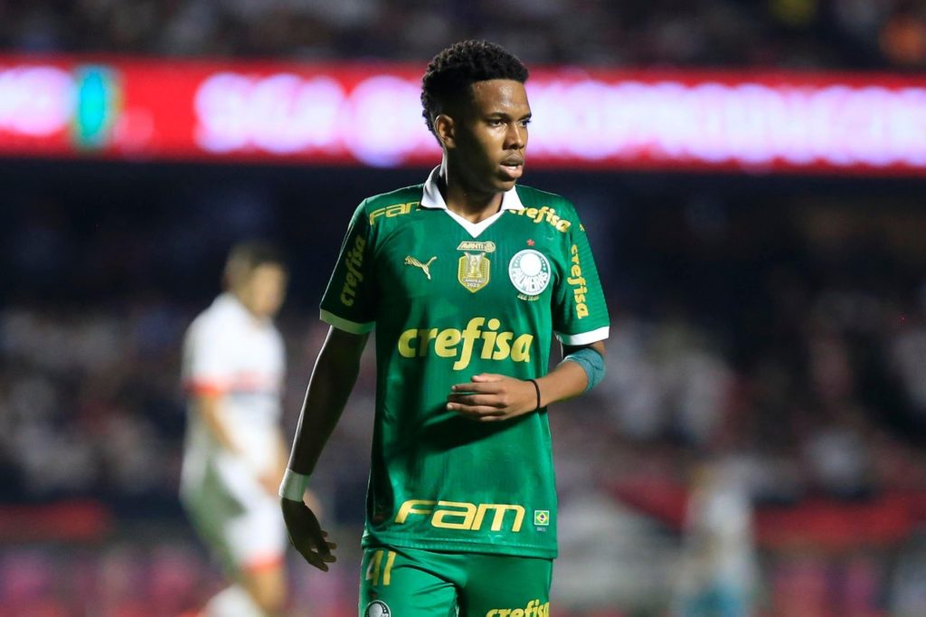 Estêvão-Palmeiras-Jogo-2X4495E Estêvão, do Palmeiras, observa o jogo em uma das rodadas do Brasileiro desta temporada de 2024.