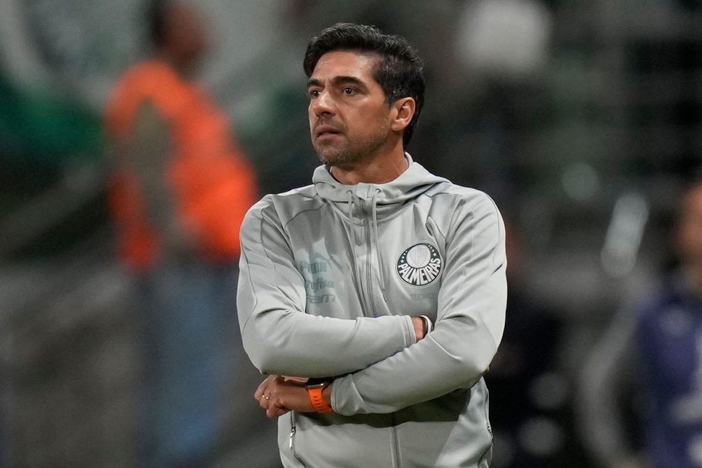 Abel-Ferreira-Palmeiras-Jogo-2X6MP4R Abel Ferreira, do Palmeiras, observa o jogo da equipe na temporada 2024.
