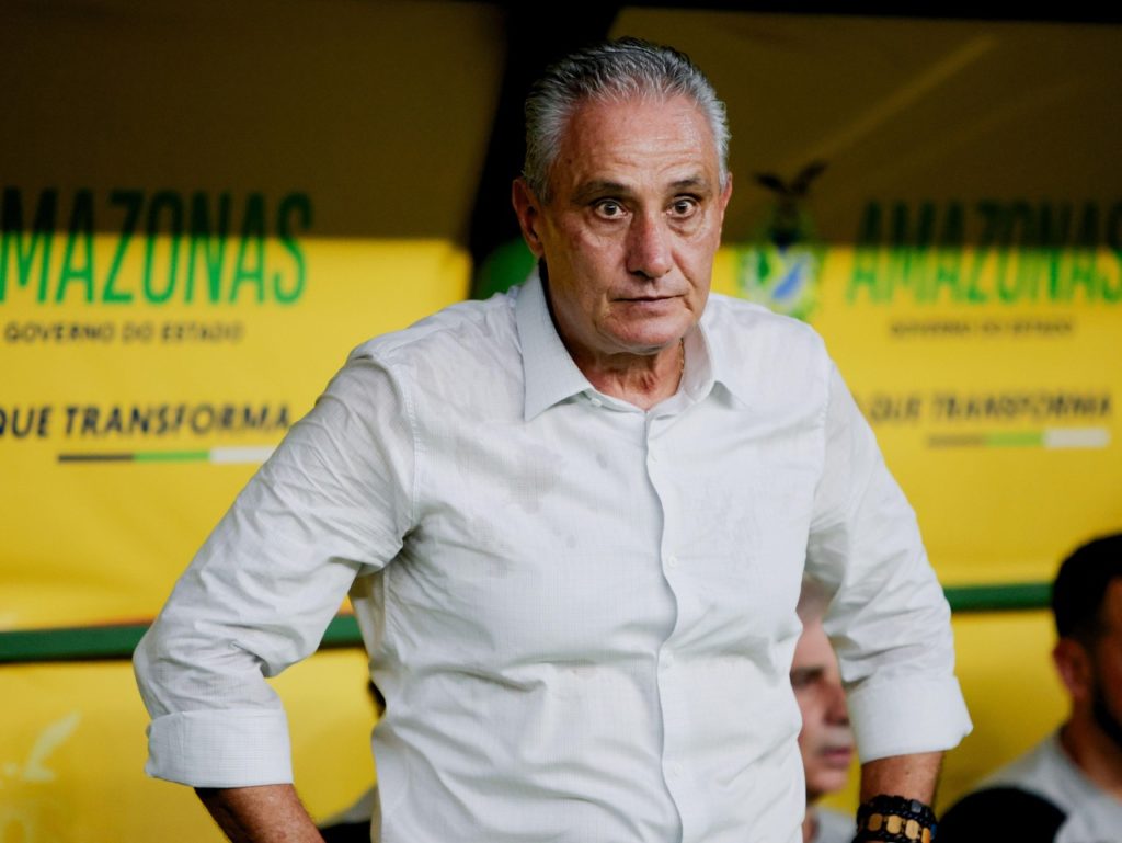 Tite-Flamengo-Jogo-2X83X19 Tite, do Flamengo, observando o campo em um jogo do time na Copa do Brasil da temporada de 2024.