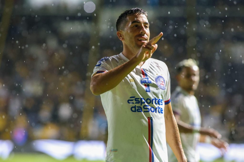 Carlos-de-Pena-Bahia-Jogo-2X8925W Carlos de Pena, do Bahia, comemorando um gol marcado pelo clube na temporada de 2024.