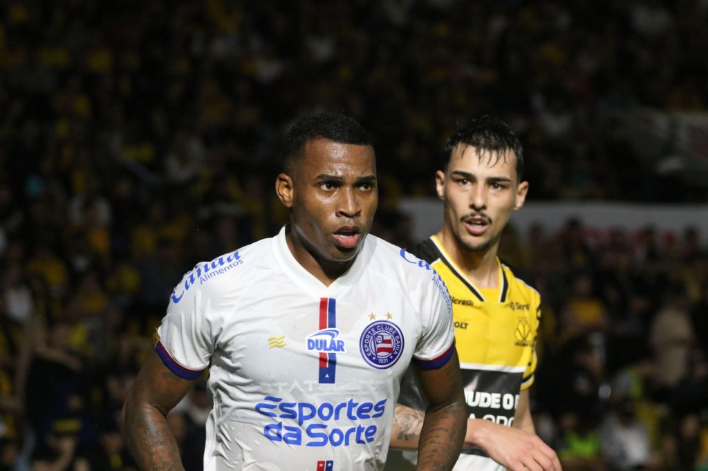 Jean-Lucas-Bahia-Jogo-2X899BN Jean Lucas, do Bahia, observando o jogo em uma das rodadas do Brasileirão.