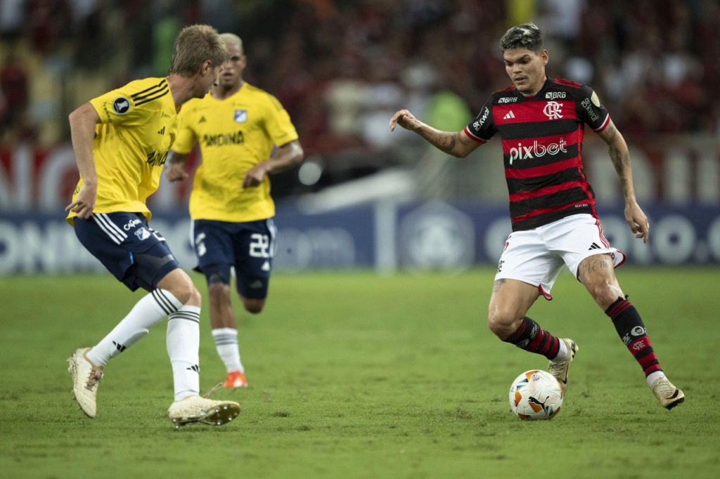 Ayrton-Lucas-Flamengo-Jogo2X940DJ Ayrton Lucas, do Flamengo, tentando passar por dois marcadores em um dos jogos da temporada 2024.