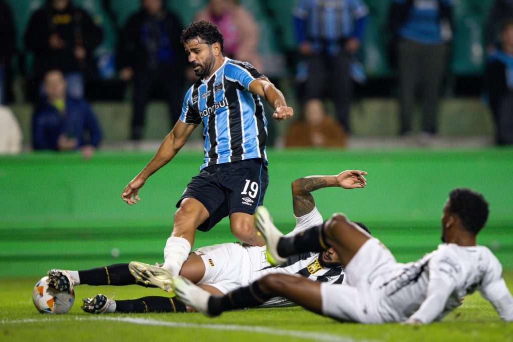 Diego-Costa-Grêmio-Jogo-2X984XD Diego Costa, do Grêmio, tenta dominar a bola em um dos jogos do time na temporada.